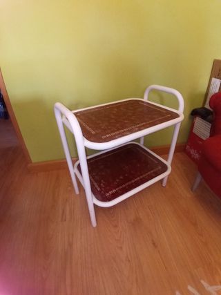 Butacas de color granate dos iguales, con estructu