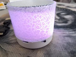 Mini altavoz portátil blanco