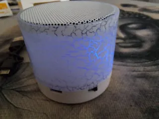 Mini altavoz portátil blanco