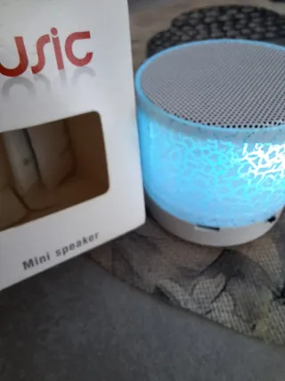 Mini altavoz portátil blanco