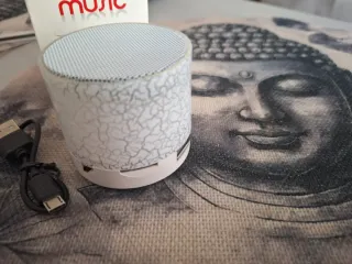 Mini altavoz portátil blanco