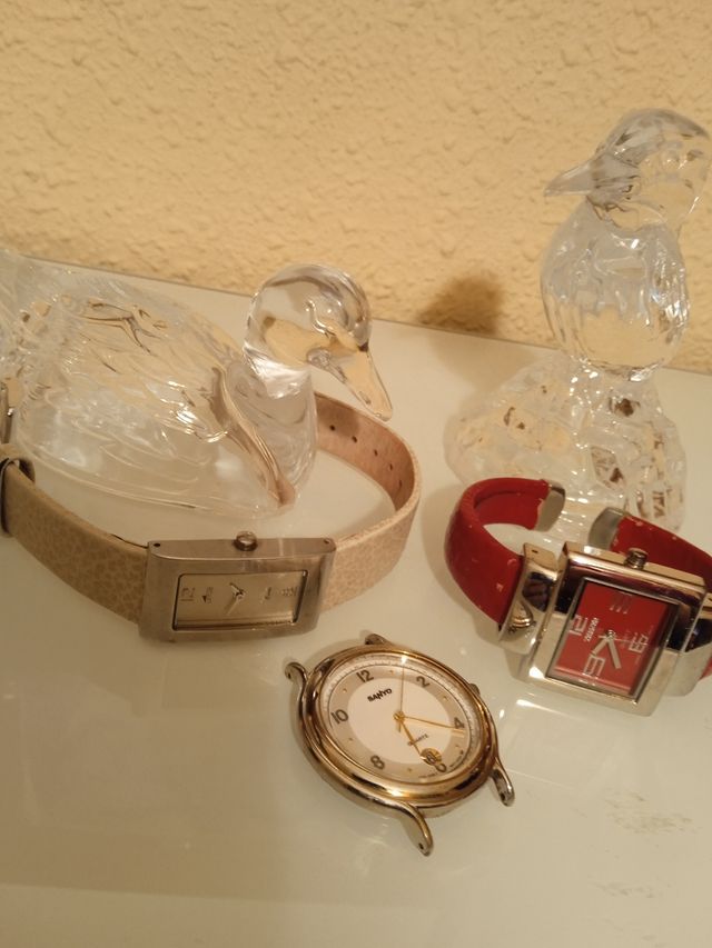 Vendo tres relojes, uno de hombre y dos de señora