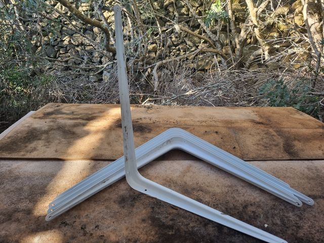 Triángulo y escuadras estantes