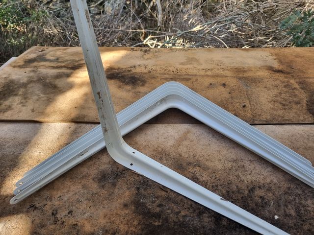 Triángulo y escuadras estantes