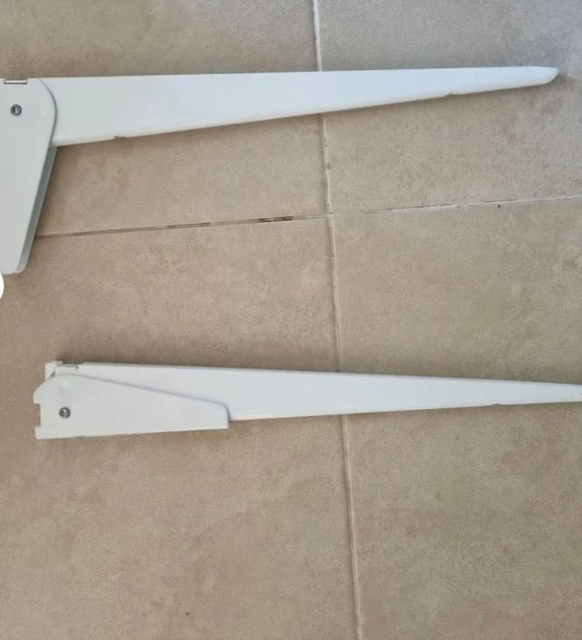 Triángulo y escuadras estantes