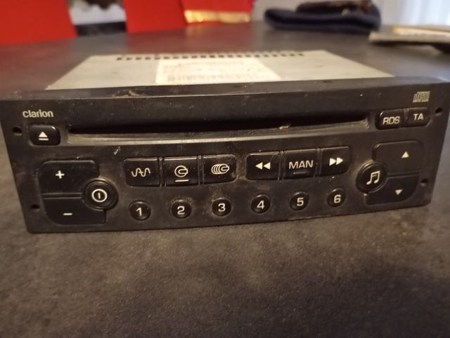 Stereo auto Clarion radio cd
