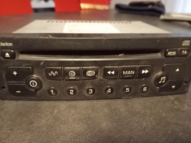 Stereo auto Clarion radio cd