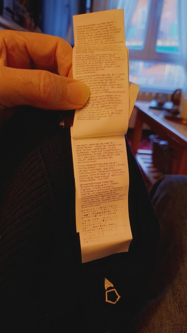 Stone Island. Gorra de lana negra con visera.