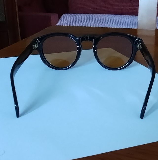 David Beckham gafas ovaladas negras.