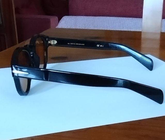 David Beckham gafas ovaladas negras.