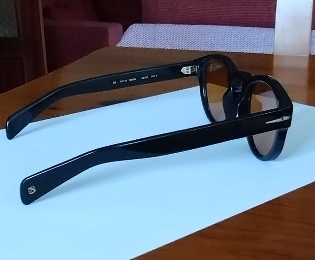 David Beckham gafas ovaladas negras.