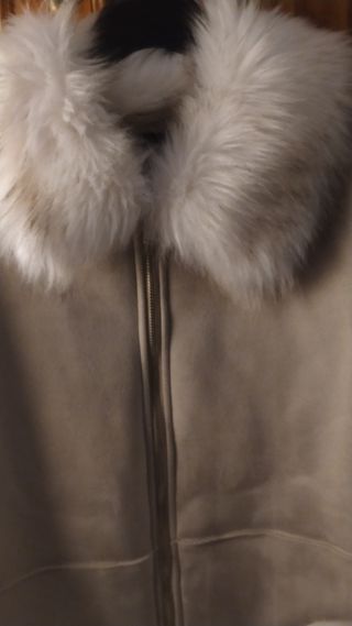 Chaqueton beig con cuello de pelo