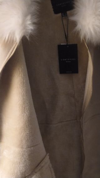 Chaqueton beig con cuello de pelo