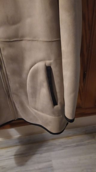 Chaqueton beig con cuello de pelo