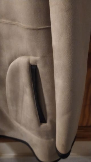 Chaqueton beig con cuello de pelo