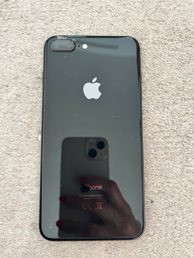 Iphone 8 con bateria nueva y fundas