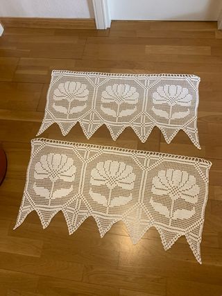 Dos cortinas de croche hechas a mano