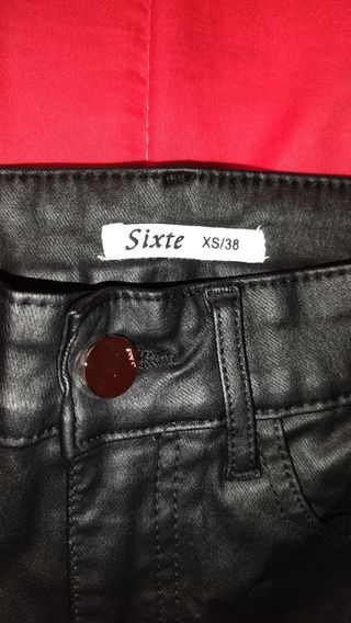 Pantalón de cuero negro de chica