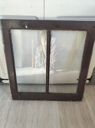 Hoja de ventana de madera antigua