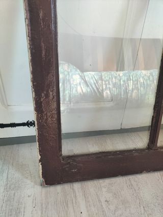 Hoja de ventana de madera antigua