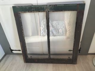 Hoja de ventana de madera antigua