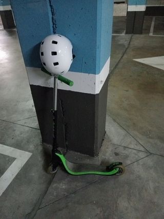 Patín de niño con casco