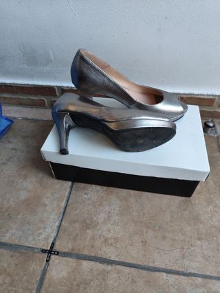 Zapatos plateados de tacon