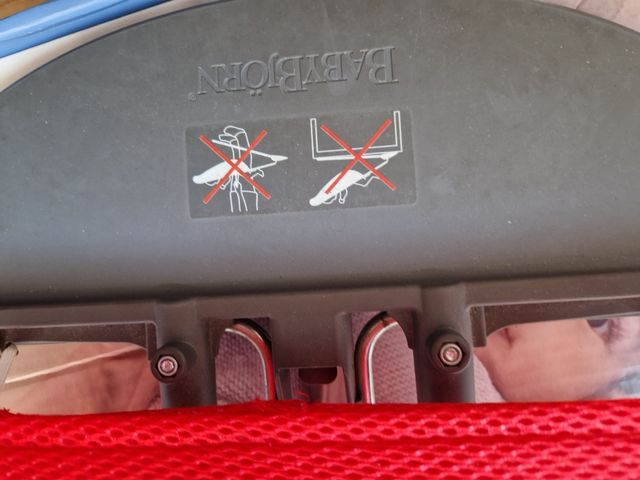 Hamaca Babybjorn funda roja y negra