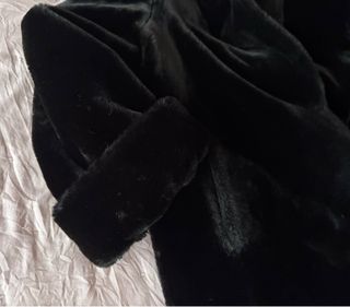 Abrigo mutón negro piel sintética 