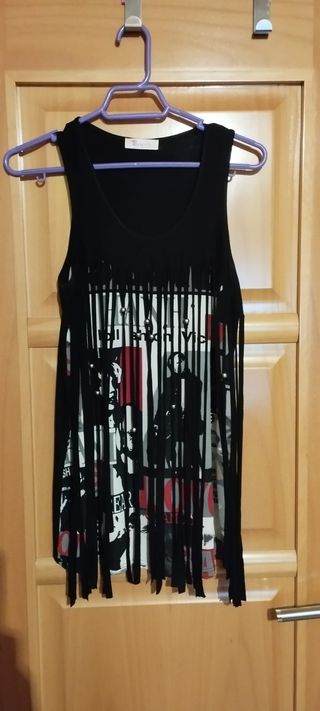 Camiseta con flecos. Talla L