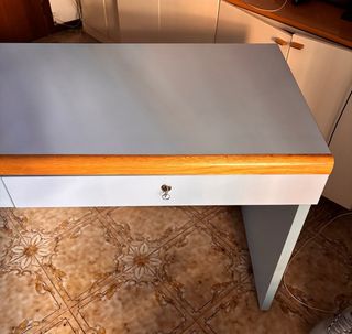 Scrivania azzurra in legno con cassetti