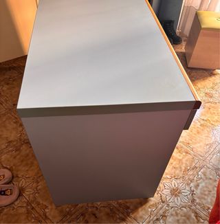 Scrivania azzurra in legno con cassetti