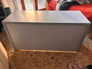 Scrivania azzurra in legno con cassetti