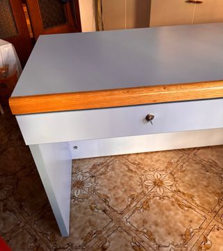 Scrivania azzurra in legno con cassetti
