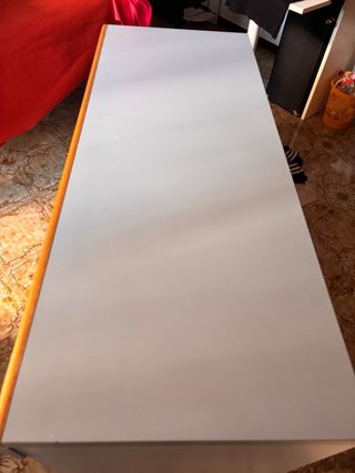 Scrivania azzurra in legno con cassetti