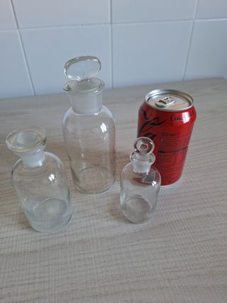 Tres frascos de farmacia vidrio antiguo