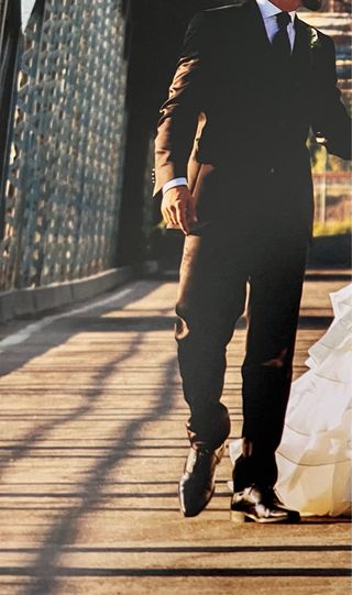 Traje de novio azul oscuro con algo de brillo zap