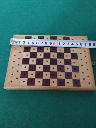 Mini ajedrez de madera de viaje.