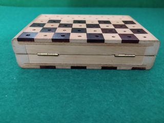 Mini ajedrez de madera de viaje.