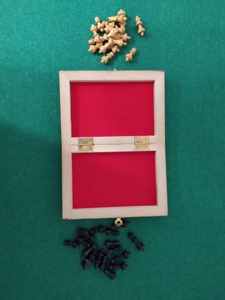 Mini ajedrez de madera de viaje.