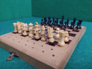 Mini ajedrez de madera de viaje.