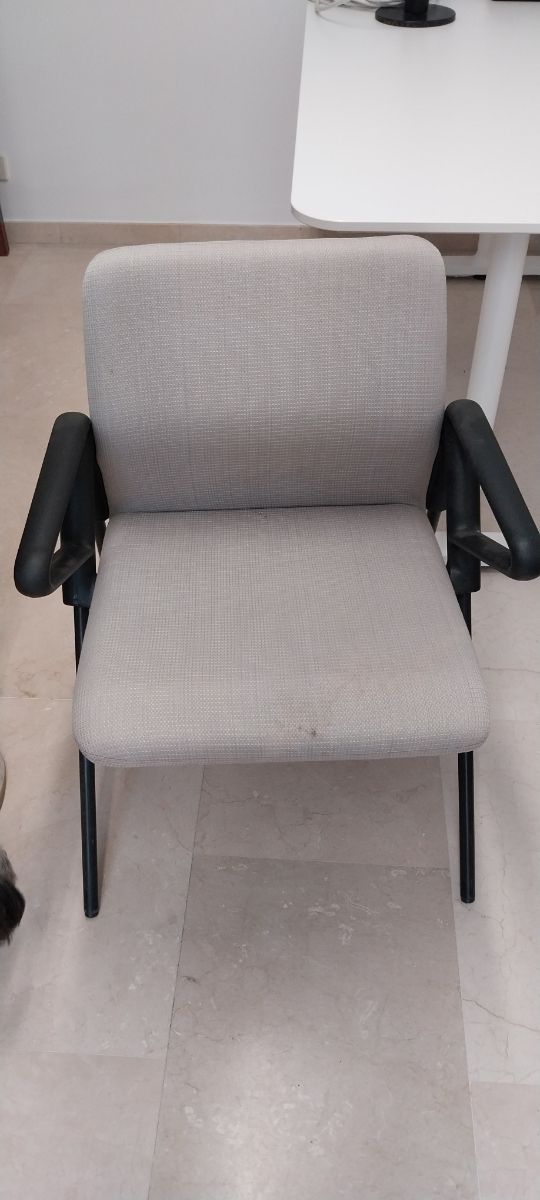 3 Sillas oficina, una con ruedas