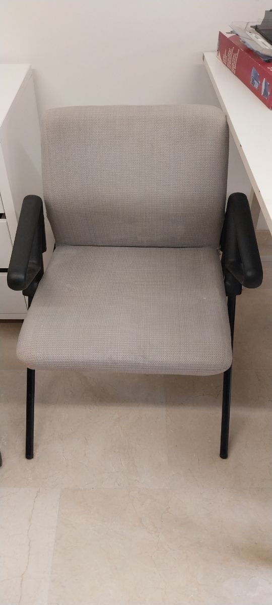 3 Sillas oficina, una con ruedas