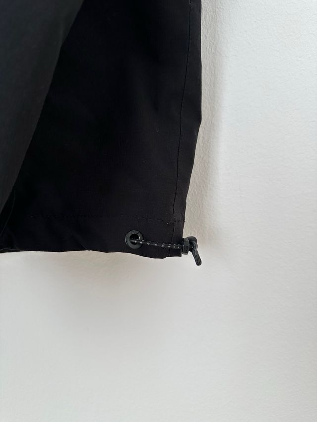 Chaqueta cortavientos negra