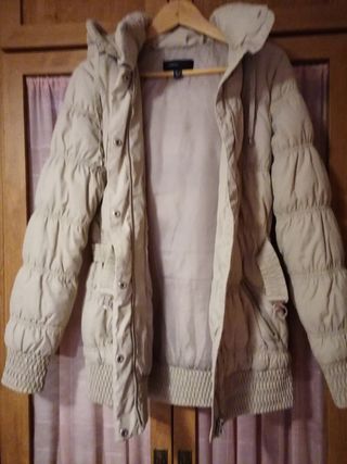 Chaquetón beig Mango con cremallera. 