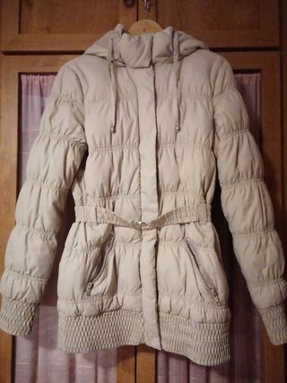 Chaquetón beig Mango con cremallera. 