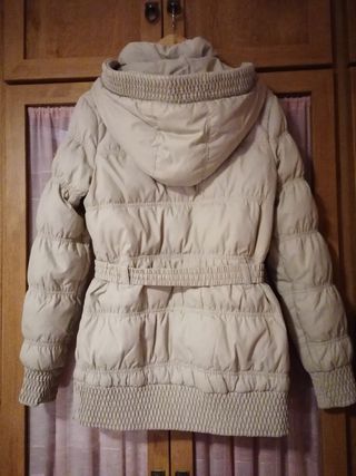 Chaquetón beig Mango con cremallera. 