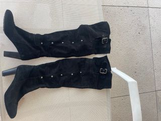 Botas altas negras con tachas
