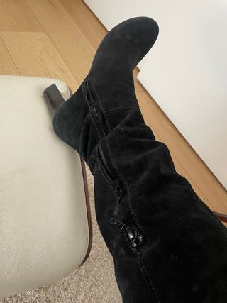 Botas altas negras con tachas