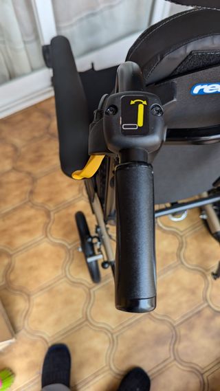 Silla de ruedas basculante